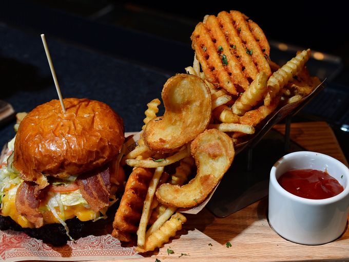 a bacon mac and cheese burger